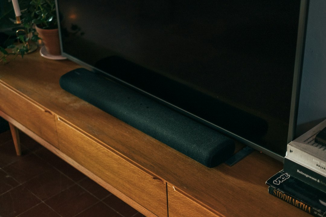 Telewizor i soundbar w salonie