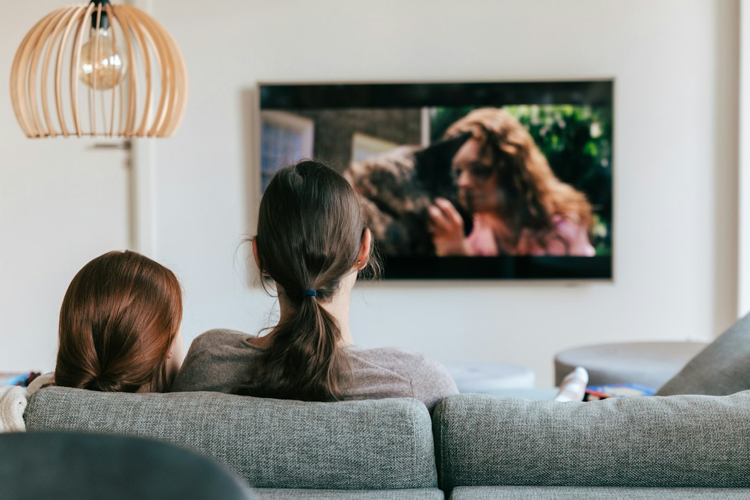 Rodzina oglądająca telewizję
