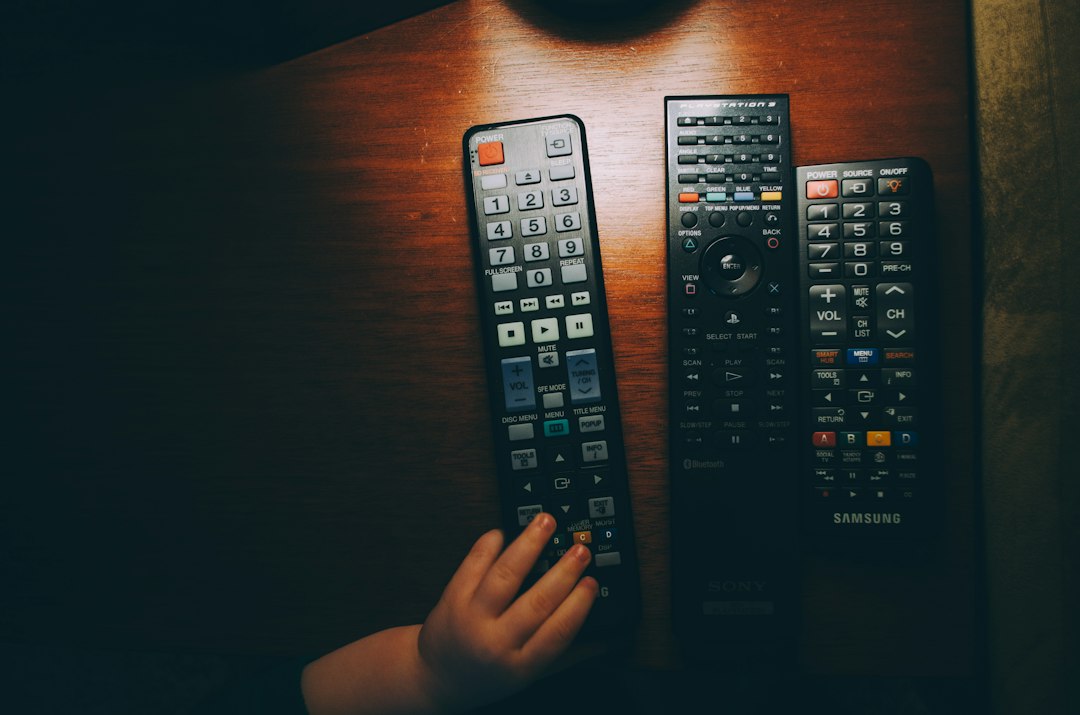 Piloty telewizyjne na stole