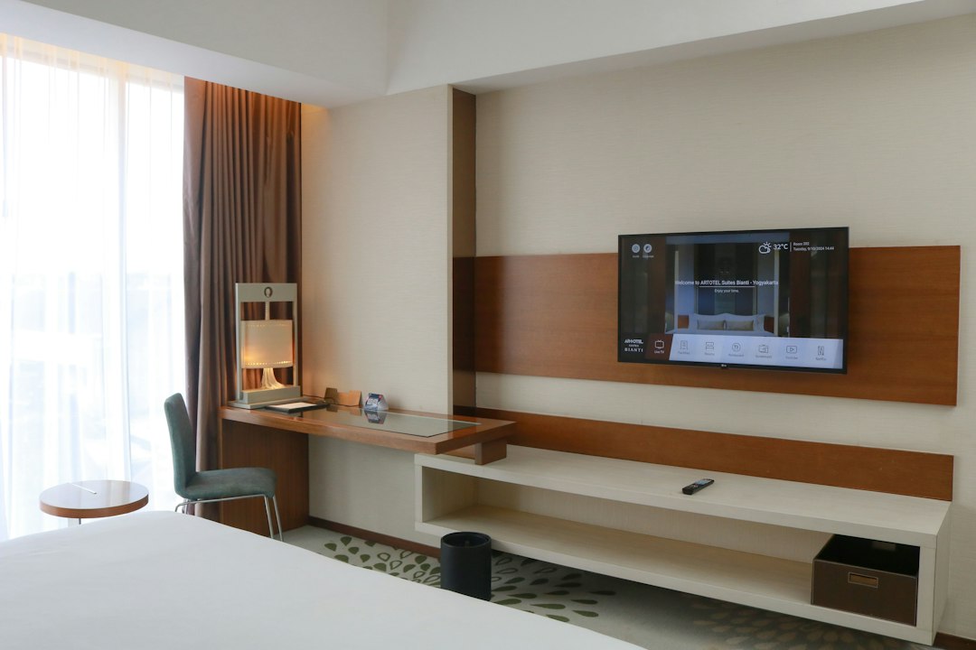 Telewizor w pokoju hotelowym